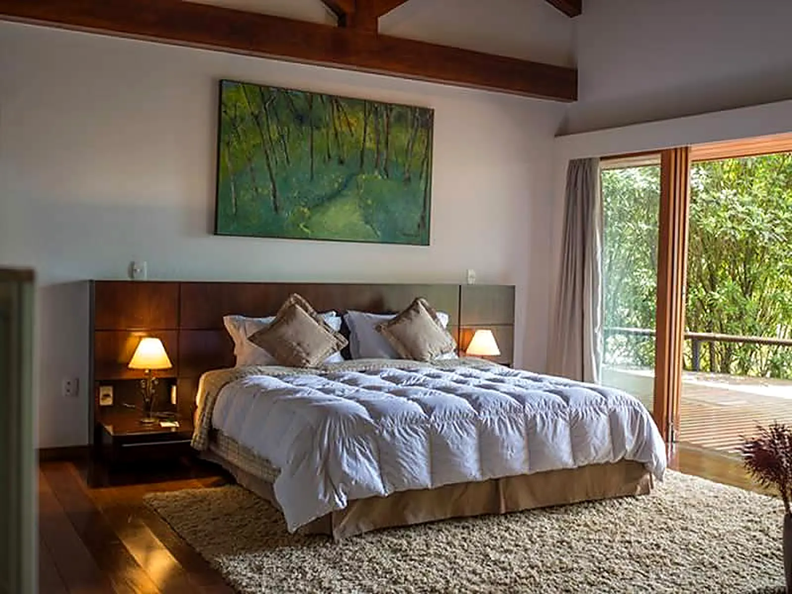 Quarto da Morada Lua do Kuriuwa, com cama ampla e janela voltada para o bosque de araucárias
