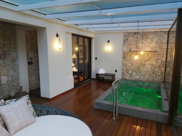 Morada com piscina aquecida privativa e parede de pedra