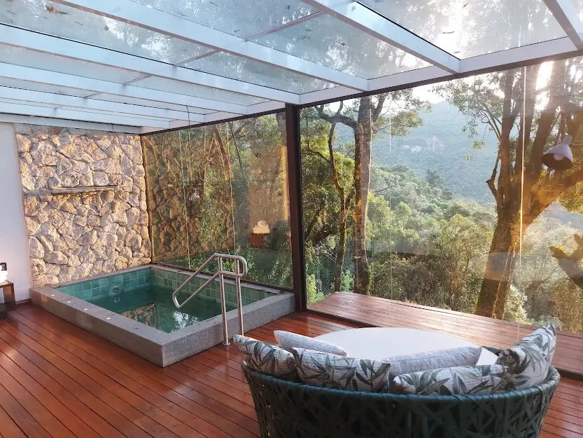 Morada Platinum Piscina do Kuriuwa: piscina aquecida privativa em varanda envidraçada, com vista para a Serra da Mantiqueira
